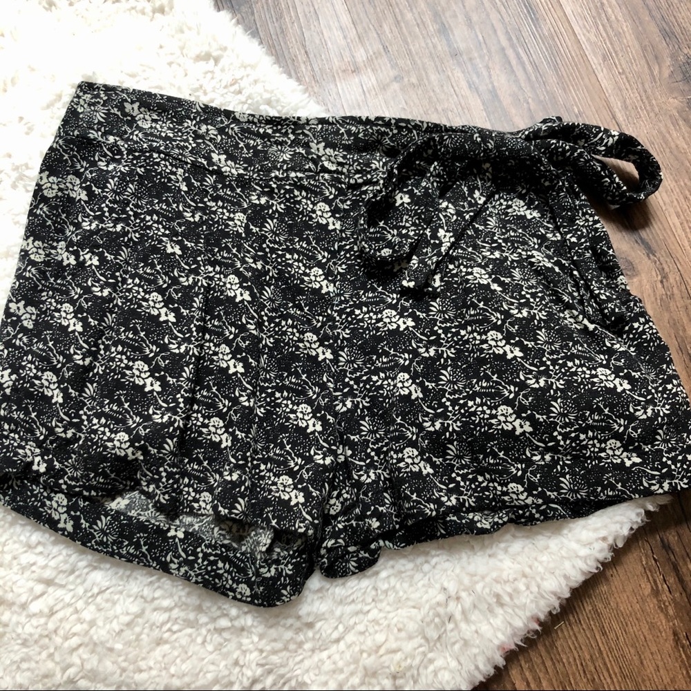 High waist Black and white floral bow waist shorts